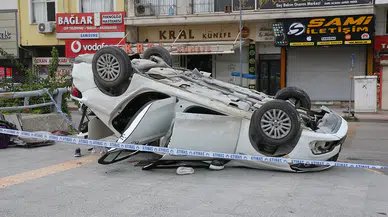 Devrilen otomobildeki 2 kişi hayatını kaybetti, 3 kişi yaralandı