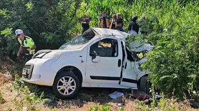 Şarampole devrilen araçtaki 3 kişi hayatını kaybetti