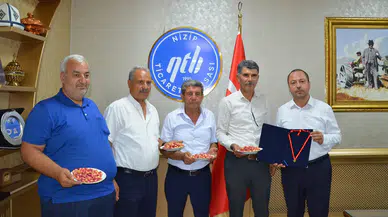 İlk erkenci Antep fıstığı hasadı yapan üreticiye altın