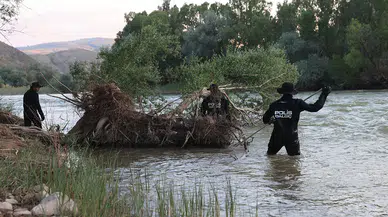 Boğulma tehlikesi geçiren oğlu için ırmağa giren baba kayboldu
