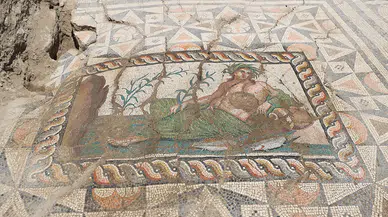 Aspendos'un nehir tanrısı tasviri turistlerin gözdesi oldu