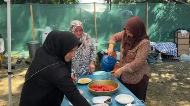 Pehlivan anneleri evlatlarını er meydanında da yalnız bırakmıyor