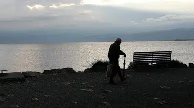 Kalabalık sokaklar, kimsesiz insanlar! Yalnızlık sorunu derinleşiyor