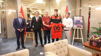 Formalı çocuğu koruyan komiser yardımcısı ile Gençlerbirliği yöneticileri buluştu