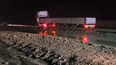 Erzincan-Sivas kara yolunda heyelan! Tır bariyerlere sıkıştı