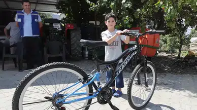 Orman yangınında bisikleti yanan çocuk yeni bisikletine kavuştu