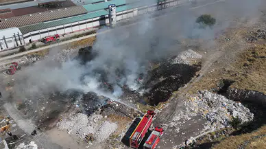 Atık malzemelerin bulunduğu alanda çıkan yangın söndürüldü