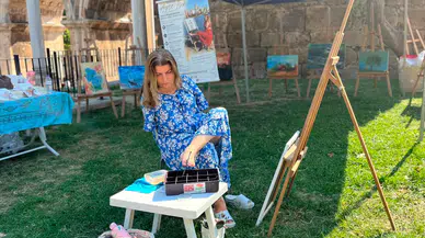 Ayaklarıyla resmettiği eserleri Hadrianus Kapısı'nda sergiledi