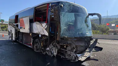 Yolcu otobüsü otoyol gişelerindeki beton bariyere çarptı!