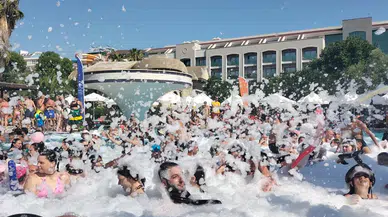Sıcak havadan bunalan turistler köpük partisinde serinledi