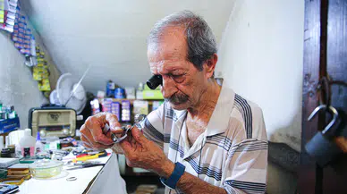 Tek kişilik dükkanında 57 yıldır saatlere ayar veriyor