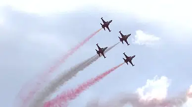 Türk Yıldızları, TEKNOFEST’te gösterisi nefesleri kesti