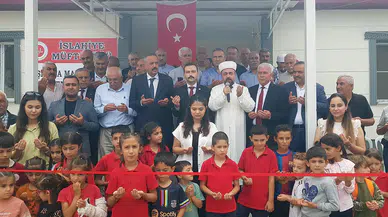 Depremde hasar gören cami hayırsever desteğiyle yeniden ibadete açıldı