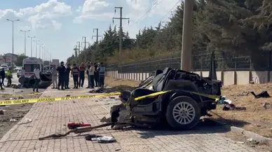 Otomobil ikiye ayrıldığı kazada 2 kişi can verdi!