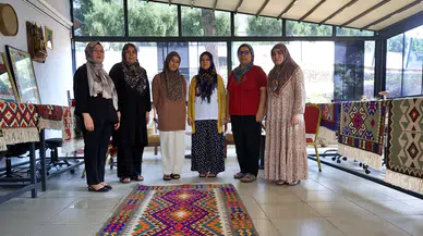 Kooperatif kuran kadınlar yün iplikten tescilli kilim dokuyor