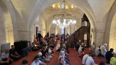 Depremde hasar gören ve restore edilen tarihi camide ilk cuma namazı kılındı