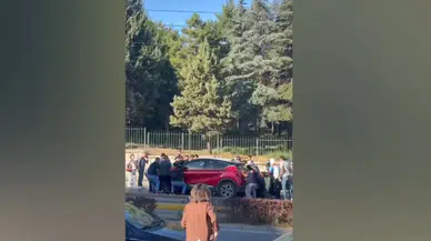 Otomobilin altında kalan motosiklet sürücüsünü vatandaşlar kurtardı