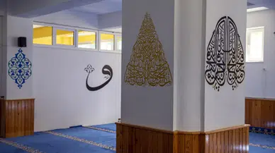 Kadınlar hat sanatını cami ve mescit duvarlarına taşıdı