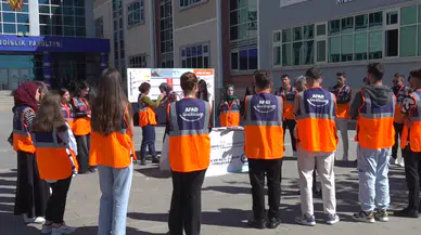 Turuncu yelekli öğrenciler arkadaşlarını afetlere karşı bilinçlendiriyor