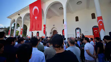 Depremlerde aldığı hasarın ardından restore edilen cami ibadete açıldı