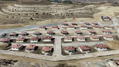 Deprem konutlarının hak sahiplerine teslimi devam ediyor
