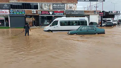 Ev ve iş yerlerini su bastı, sürücüler yollarda mahsur kaldı
