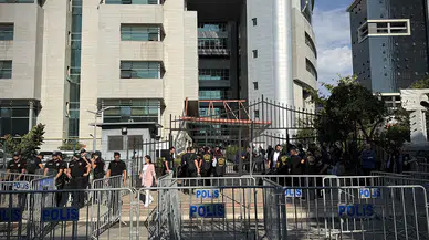 Yolsuzluk soruşturmasında gözaltına alınan 3 belediye başkanı ve 56 kişi adliyede