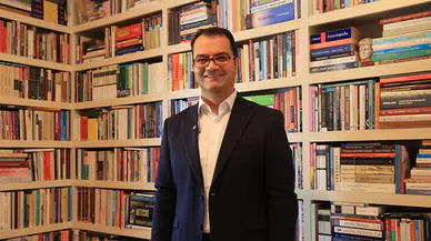 Eczacı profesörün kitap tutkusu 40 bin eseri aşan kütüphaneye dönüştü