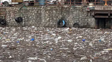 Zonguldak Limanı, sağanakla denize taşınan atıklarla kaplandı