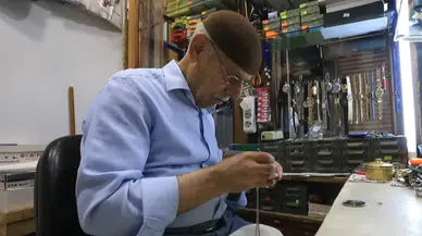Galip usta, iki metrekarelik iş yerinde 45 yıldır saat tamir ediyor