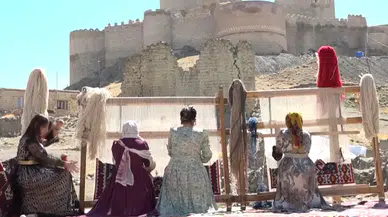 Koyun yünleri zahmetli yolculuğun ardından kilimlerde hayat buluyor