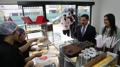 Hatay'da depremde yıkılan konut ve iş yerlerinde yaşam yeniden başladı
