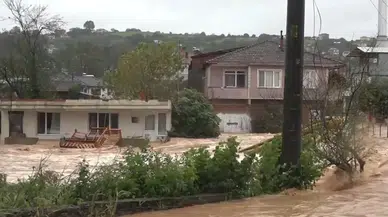 Sağanak nedeniyle dereler taştı, evleri su bastı, yollar ulaşıma kapandı