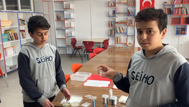 Ortaokul öğrencileri elektrikli araç bataryalarının yanmasını önleyecek proje geliştirdi