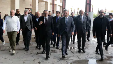 Mahir Ünal, tedavisi devam eden öğrencileri ziyaret etti