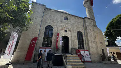 Depremde hasar gören cami restorasyonun ardından yeniden ibadete açıldı