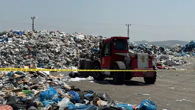 Geri dönüşüm tesisindeki işçi kepçenin altında can verdi