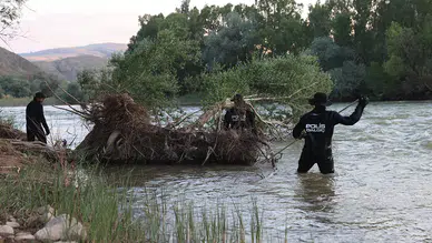 Boğulma tehlikesi geçiren oğlu için ırmağa giren baba kayboldu