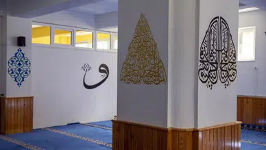 Kadınlar hat sanatını cami ve mescit duvarlarına taşıdı