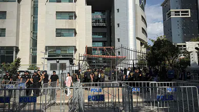 Yolsuzluk soruşturmasında gözaltına alınan 3 belediye başkanı ve 56 kişi adliyede