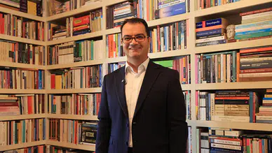 Eczacı profesörün kitap tutkusu 40 bin eseri aşan kütüphaneye dönüştü