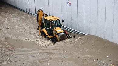 Turuncu kodlu uyarı alan Mersin’de cadde ve sokaklar göle döndü