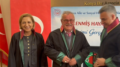 74 yaşındaki huzurevi sakini bir günlüğüne de olsa cübbe giydi