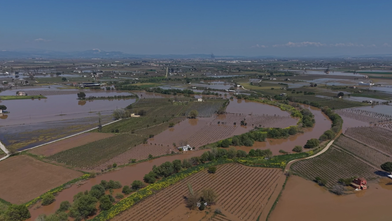 Akarsuların taşması sonucu bağ evleri ve tarım arazileri su altında kaldı