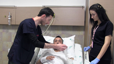 Elektrik akımına kapılan kişinin bacağından alınan deri eline nakledildi