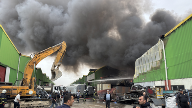 Geri dönüşüm tesisinde çıkan yangın! TOMA ekipleri devreye girdi