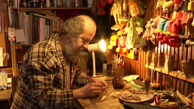 Karagöz'ü zamana uyarlayarak geleneksel Türk tiyatrosunu bugüne taşıyor