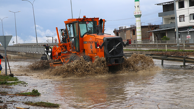 Sağanak sonrası cadde ve sokaklar göle döndü