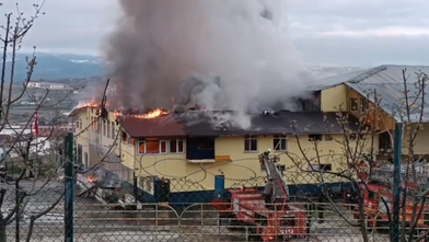 Tekstil ve filtre malzemeleri üretilen fabrikada yangın çıktı