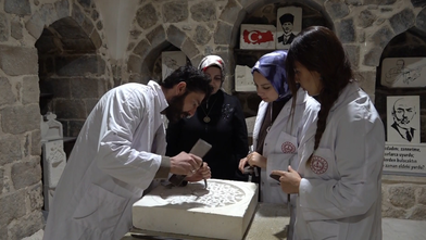 Tescilli Mardin taşına tarihi yapılardaki motifler işleniyor